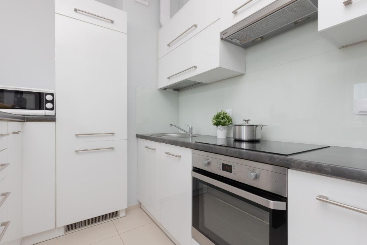 Young By Renters Apartment Warschau
